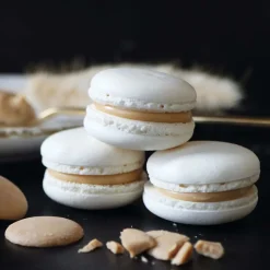 Préparation coques macarons natures